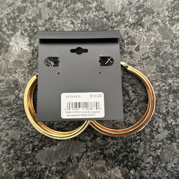 FWP NWT FASHION ACCENTS GOLD TONED FASHION JEWELRY HOOP EARRINGS - Picture 4 of 4